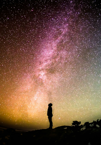 Persona sobre fondo estrellado - Autores de Libros de Autoayuda